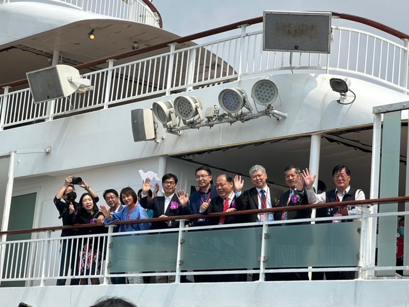 參觀名勝世界壹號郵輪(由左至右依序)名勝世界郵輪徐牧柔業務部副總裁、立法院許智傑委員、立法院邱議瑩委員、高雄市陳其邁市長、高雄市議會黃文益議員、澎湖縣陳光復縣長、臺灣港務公司李賢義董事長、臺灣港務公司高雄分公司王錦榮總經理、立法院賴瑞隆委員服務處陳文人執行長。  圖片來源：台灣港務公司提供