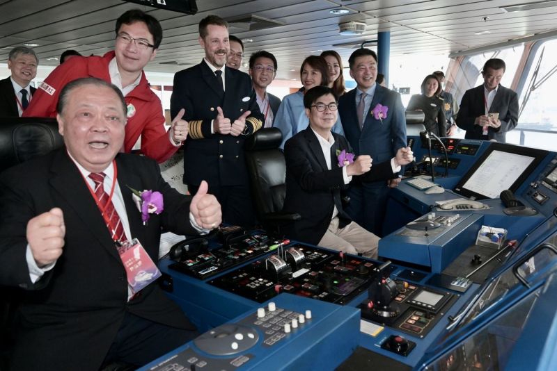 高雄市長陳其邁及澎湖縣長陳光復等人參加首航儀式。  圖片來源：高市府新聞局