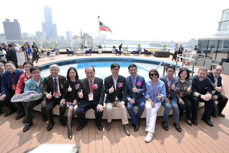 高雄市長陳其邁及澎湖縣長陳光復等人參加首航儀式。  圖片來源：高市府新聞局