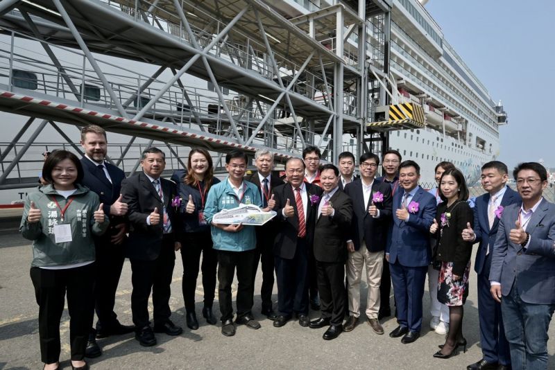 高雄市長陳其邁及澎湖縣長陳光復等人參加首航儀式。  圖片來源：高市府新聞局