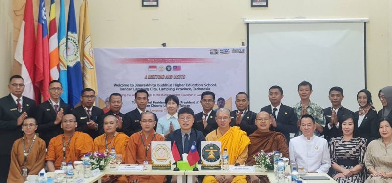 玄奘大學校長簡紹琦(中)與印尼體正佛教大學(Jinarakkhita Buddhist College)校長學親法師(簡紹琦校長右1)及該校師長合影。 圖片來源:玄奘大學 玄奘大學校長簡紹琦(中)與印尼體正佛教大學(Jinarakkhita Buddhist College)校長學親法師(簡紹琦校長右1)及該校師長合影。 圖片來源:玄奘大學