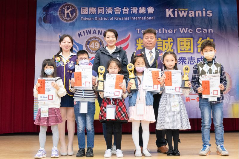 (後排左起)國際同濟會台灣總會竹苗區新瑛會會長曾瑋瑱、新竹市長高虹安、國際同濟會台灣總會竹苗區張金滄主席與國語演獎比賽低年組前五名學生合影。 圖片來源:新竹市政府 (後排左起)國際同濟會台灣總會竹苗區新瑛會會長曾瑋瑱、新竹市長高虹安、國際同濟會台灣總會竹苗區張金滄主席與國語演獎比賽低年組前五名學生合影。 圖片來源:新竹市政府