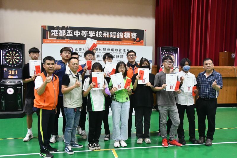 港都盃中等學校飛標錦標賽 張晉愷盧冠潔分獲男女組冠軍 圖片來源:記者 港都盃中等學校飛標錦標賽 張晉愷盧冠潔分獲男女組冠軍 圖片來源:記者