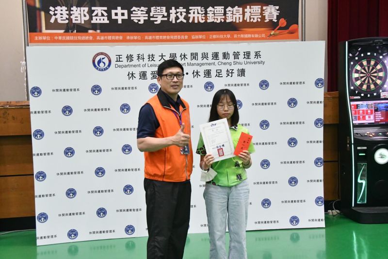 港都盃中等學校飛標錦標賽 張晉愷盧冠潔分獲男女組冠軍 圖片來源:記者 港都盃中等學校飛標錦標賽 張晉愷盧冠潔分獲男女組冠軍 圖片來源:記者