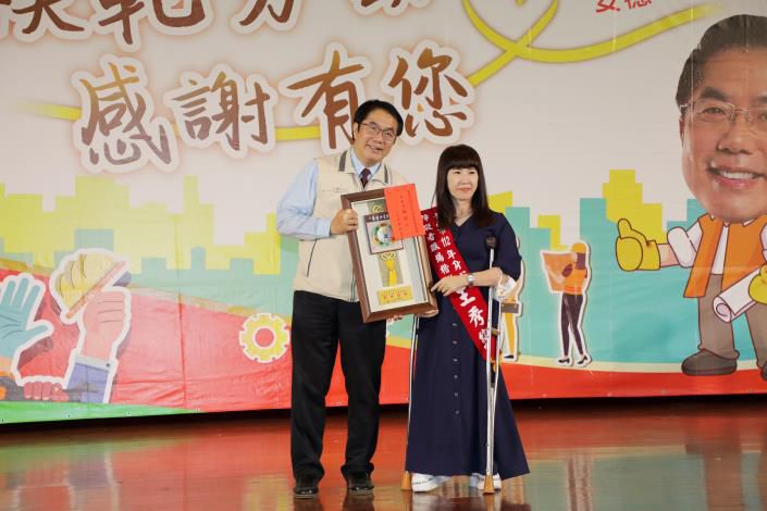 台南市長黃偉哲頒發獎牌授予模範勞工  圖片來源：記者林清雲