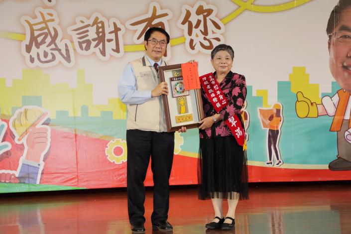 台南市長黃偉哲頒發獎牌授予模範勞工  圖片來源：記者林清雲