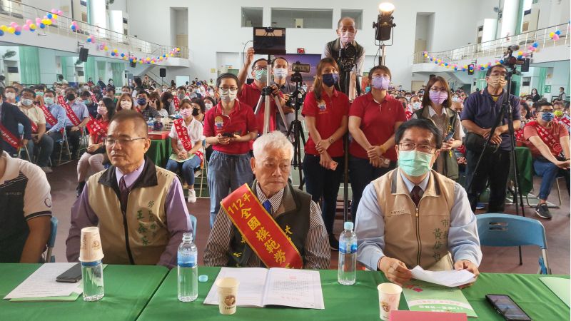 台南市長黃偉哲（右）台南市勞工局長王鑫基（左）大台南總工會理事長鄭山林（中）  圖片來源：記者林清雲