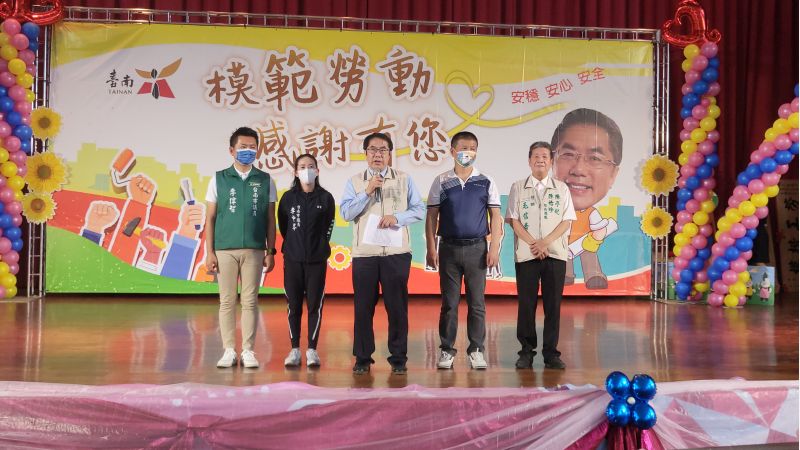 台南市長黃偉哲與模範勞工合影  圖片來源：記者林清雲