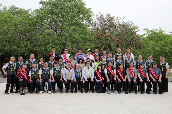 台南市長黃偉哲與身心障礙模範勞工暨進用超額身障勞工楷模企業團體合影  圖片來源：記者林清雲