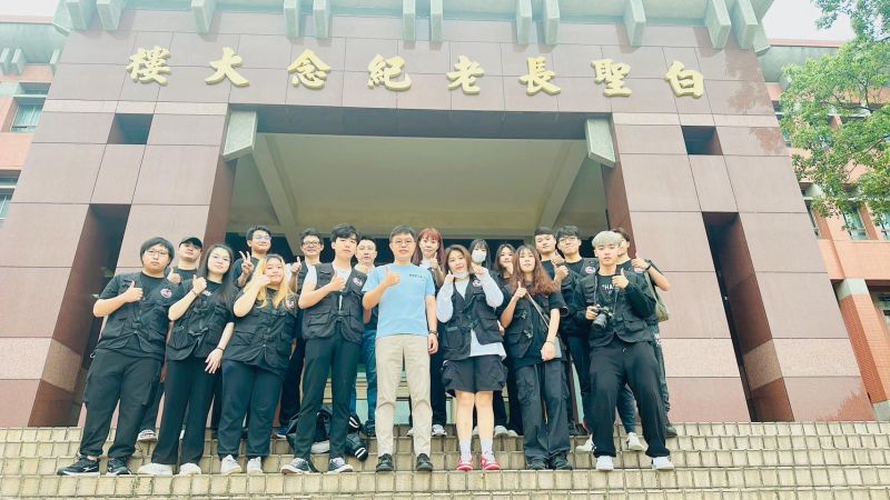 玄奘大學簡紹琦校長行前鼓勵直播團隊,頒發獎金。 圖片來源:玄奘大學 玄奘大學簡紹琦校長行前鼓勵直播團隊,頒發獎金。 圖片來源:玄奘大學