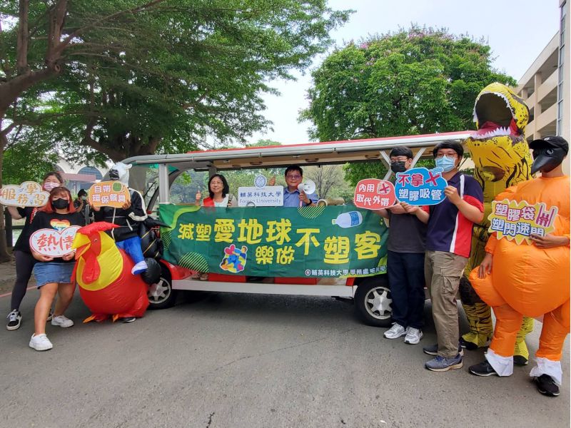 林惠賢校長搭乘遊園車環湖號召師生呼 圖片來源:!記者 林惠賢校長搭乘遊園車環湖號召師生呼 圖片來源:!記者