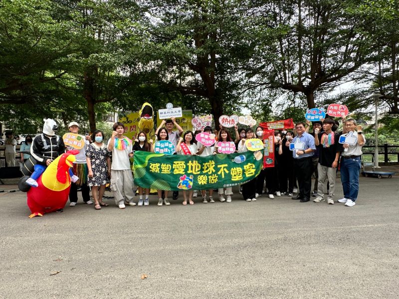 林惠賢校長、陳冠位學務長和參與人員合影 圖片來源:記者 林惠賢校長、陳冠位學務長和參與人員合影 圖片來源:記者