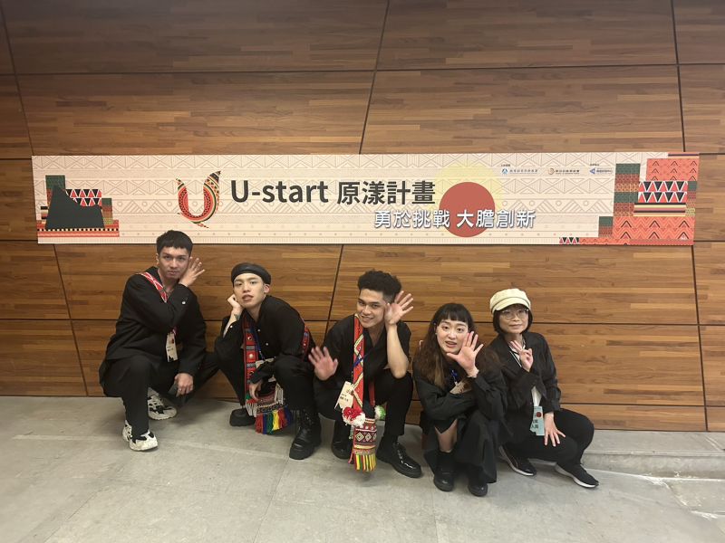 玄奘大學影劇藝術學系畢業生黃康平(左2)、鄭宇均(中間)及在校生許詠婕(右2)3位同學  圖片來源：玄奘大學