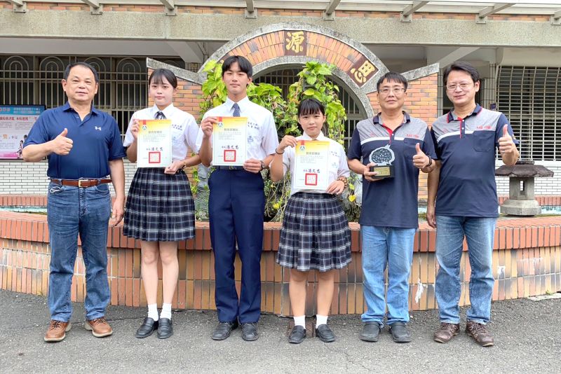 高英工商汽車科榮獲全國專題競賽專題組第二名　連續13年獲獎再創輝煌 美容科新型專利「四合一」旋轉桌展現創意實用美學榮獲創意組佳作  圖片來源：記者