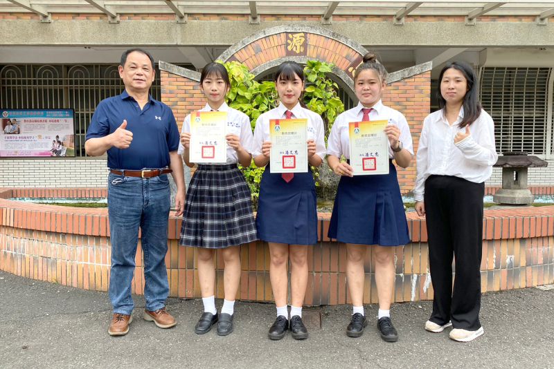 高英工商汽車科榮獲全國專題競賽專題組第二名　連續13年獲獎再創輝煌 美容科新型專利「四合一」旋轉桌展現創意實用美學榮獲創意組佳作  圖片來源：記者