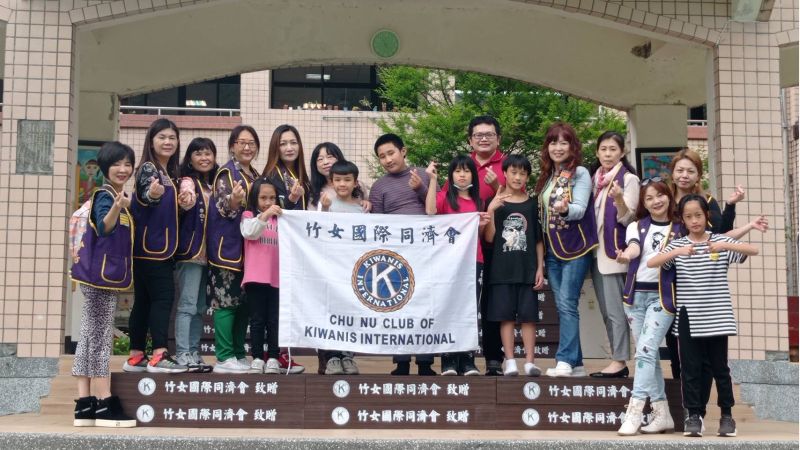 竹女國際同濟會今天將嶄新講台親送尖石玉峰國小,全校師生歡喜迎接。 竹女國際同濟會今天將嶄新講台親送尖石玉峰國小,全校師生歡喜迎接。