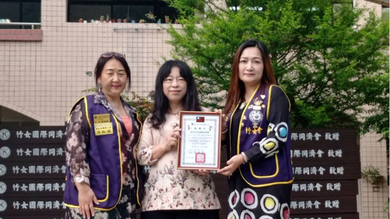 葉于嘉校長(中)致贈感謝狀給黃惠玲會長(右),左為竹女會創會長周淑娥。 葉于嘉校長(中)致贈感謝狀給黃惠玲會長(右),左為竹女會創會長周淑娥。