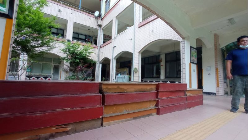 全校講台破舊不堪 全校講台破舊不堪