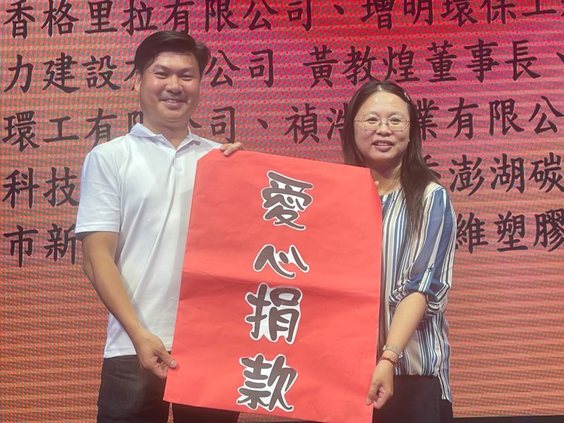 高雄市天辰環保公司十三日辦理永續關懷活動,帶領員工前往旗津沙灘淨灘,也到育幼院和院生共進午餐 圖片來源:記者 高雄市天辰環保公司十三日辦理永續關懷活動,帶領員工前往旗津沙灘淨灘,也到育幼院和院生共進午餐 圖片來源:記者