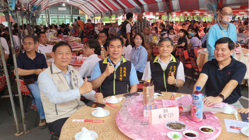 台南市龍崎〈鳳梨好筍雞〉饗宴席開200桌 台南市政府民政局副局長吳明熙(左二)、來賓到場共襄盛舉 圖片來源:記者林清雲 台南市龍崎〈鳳梨好筍雞〉饗宴席開200桌 台南市政府民政局副局長吳明熙(左二)、來賓到場共襄盛舉 圖片來源:記者林清雲