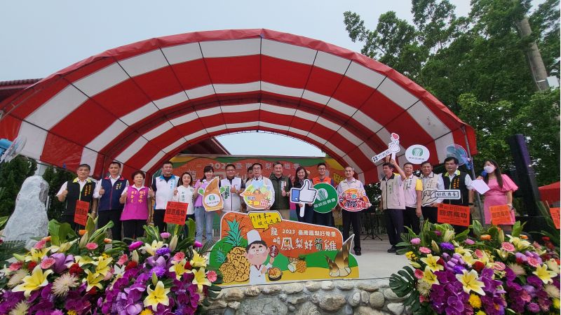 台南市龍崎區〈鳳梨好筍雞〉饗宴 席開200桌 台南市長黃偉哲率領全體與會公職人員致詞並贈送参加人員火鶴花 祝福母親節快樂 圖片來源:記者林清雲 台南市龍崎區〈鳳梨好筍雞〉饗宴 席開200桌 台南市長黃偉哲率領全體與會公職人員致詞並贈送参加人員火鶴花 祝福母親節快樂 圖片來源:記者林清雲