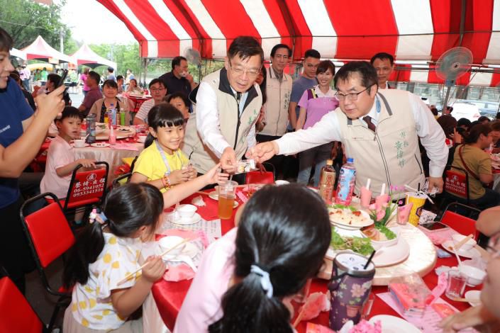 台南市龍崎區〈鳳梨好筍雞〉饗宴 席開200桌 台南市長黃偉哲、民政局長姜淋煌到場關心暨現場民眾合影 圖片來源:記者林清雲 台南市龍崎區〈鳳梨好筍雞〉饗宴 席開200桌 台南市長黃偉哲、民政局長姜淋煌到場關心暨現場民眾合影 圖片來源:記者林清雲