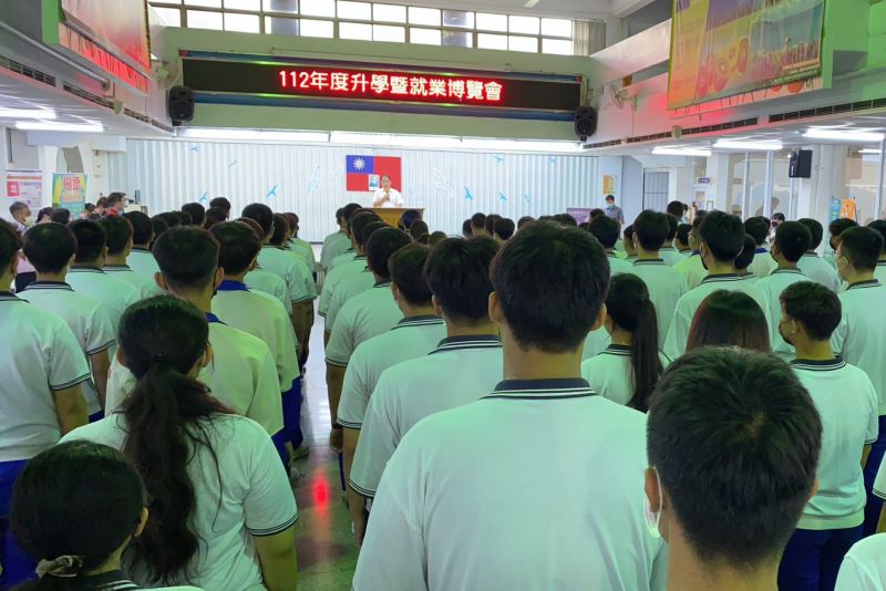 高英工商升學暨就業博覽會 築夢就業贏在起跑點 鳳山就業服務站、大寮原住民就業服務站、高雄捷運及國軍單位、 各科技大學、建教合作公司等共計45優質單位,提供300個職缺 圖片來源:記者 高英工商升學暨就業博覽會 築夢就業贏在起跑點 鳳山就業服務站、大寮原住民就業服務站、高雄捷運及國軍單位、 各科技大學、建教合作公司等共計45優質單位,提供300個職缺 圖片來源:記者