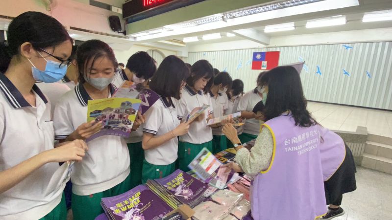 高英工商升學暨就業博覽會 築夢就業贏在起跑點 鳳山就業服務站、大寮原住民就業服務站、高雄捷運及國軍單位、 各科技大學、建教合作公司等共計45優質單位,提供300個職缺 圖片來源:記者 高英工商升學暨就業博覽會 築夢就業贏在起跑點 鳳山就業服務站、大寮原住民就業服務站、高雄捷運及國軍單位、 各科技大學、建教合作公司等共計45優質單位,提供300個職缺 圖片來源:記者