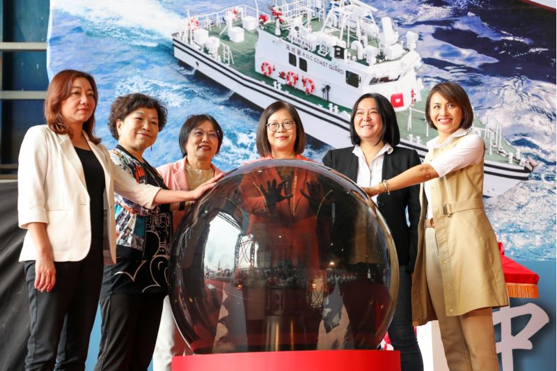 萬里艦擲瓶下水儀式。 萬里艦擲瓶下水儀式。
