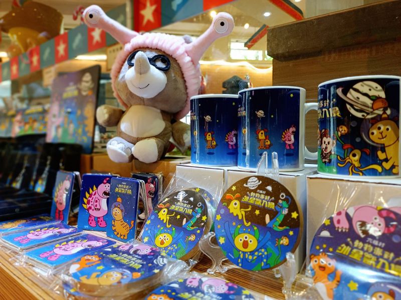 熱賣「大眼造型怪獸髮帶」、「大眼怪獸造型筆」、「限定馬克杯」不買會後悔 圖片來源:六福村 熱賣「大眼造型怪獸髮帶」、「大眼怪獸造型筆」、「限定馬克杯」不買會後悔 圖片來源:六福村