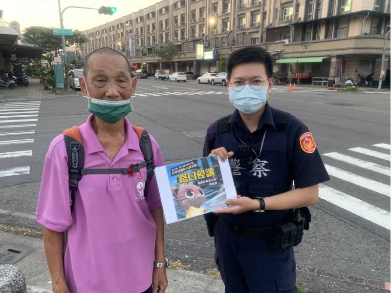 保障行人安全 鳳警展決心 圖片來源:記者 保障行人安全 鳳警展決心 圖片來源:記者