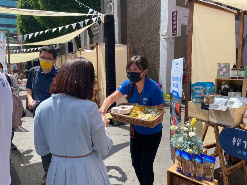 山海大收穫活動現場一口烏魚試吃。