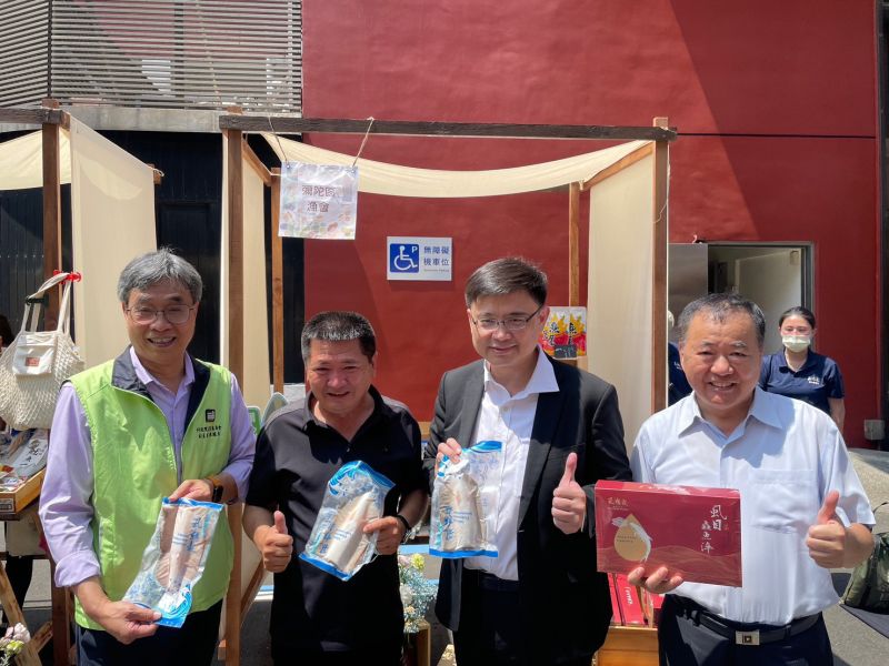 山海大收穫活動合照(左起農委會副主委陳駿季、彌陀區漁會總幹事林子清、立法委員賴瑞隆及漁業署署長張致盛。