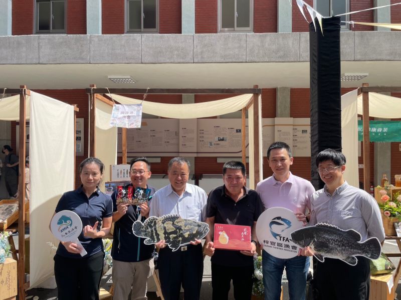 山海大收穫活動合照(左起永安區漁會總幹事李秋綿、興達港區漁會總幹事郭展豪、漁業署署長張致盛、彌陀區漁會總幹事林子清、梓官區漁會總幹事張鈞華等人)。  圖片來源：高市府海洋局