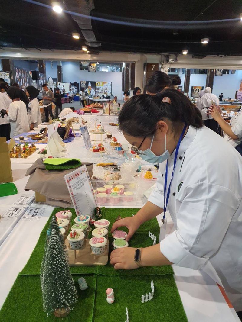 玄奘大學錢慧佳同學與作品 圖片來源:玄奘大學 玄奘大學錢慧佳同學與作品 圖片來源:玄奘大學