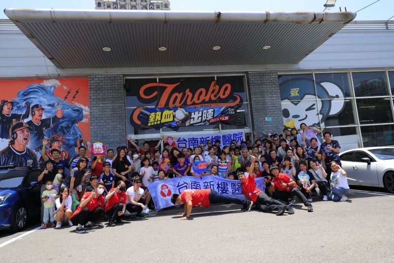 新樓醫院副院長唐修治與員工合影