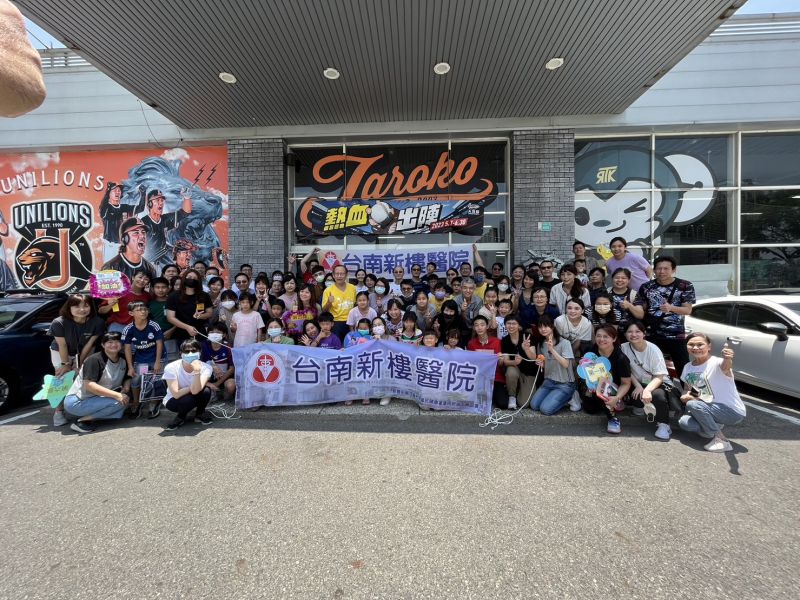 新樓醫院副院長唐修治與員工合影