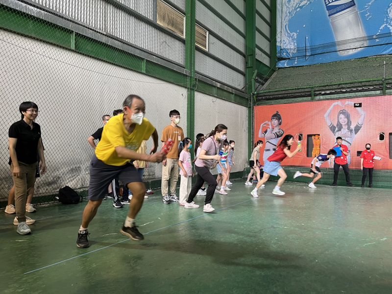 参加活動員在棒球場奔馳揮汗如雨舒緩壓力