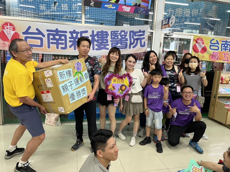 参加活動得到第一大獎團隊。