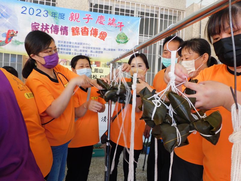 北高雄家扶志工 粽香傳愛~慶端午 圖片來源:記者 北高雄家扶志工 粽香傳愛~慶端午 圖片來源:記者