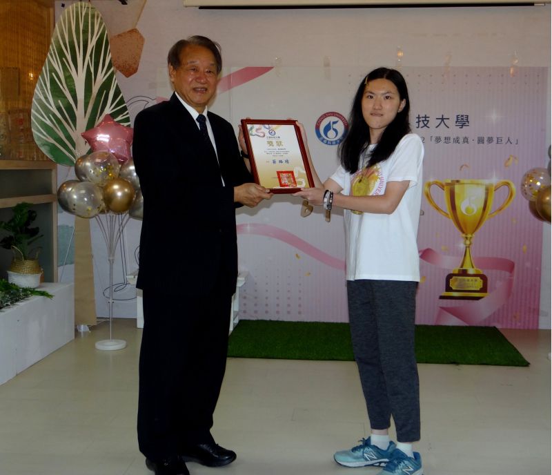 正修特教生陪伴關懷育幼院童 龔校長頒獎狀肯定回饋社會 圖片來源:記者 正修特教生陪伴關懷育幼院童 龔校長頒獎狀肯定回饋社會 圖片來源:記者