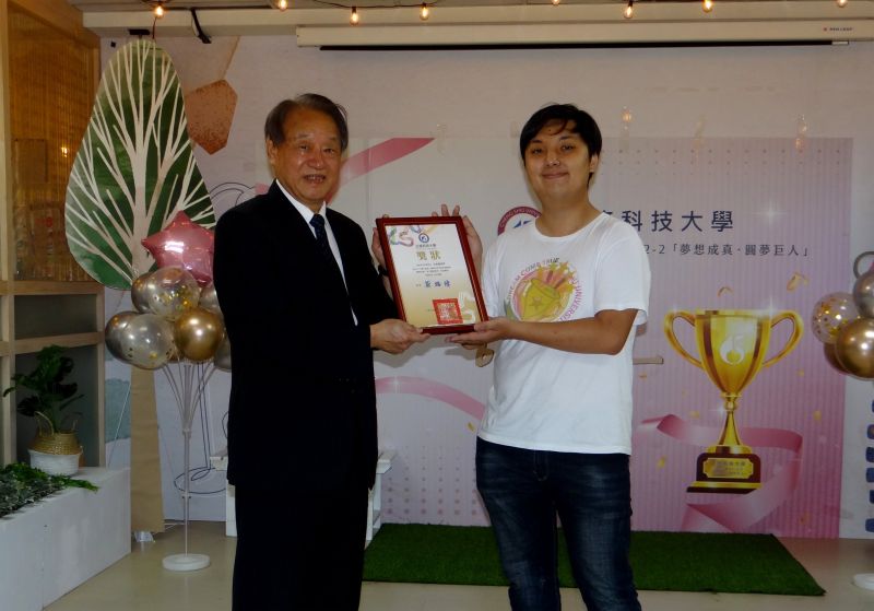 正修特教生陪伴關懷育幼院童 龔校長頒獎狀肯定回饋社會 圖片來源:記者 正修特教生陪伴關懷育幼院童 龔校長頒獎狀肯定回饋社會 圖片來源:記者