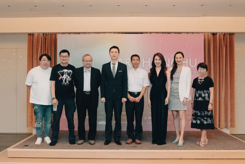 全體嘉賓合影(由左至右)labie.io創辦人周銘志、資深藝術顧問陸潔民、新竹藝術博覽會藝術總監張學孔、竹北市長鄭朝方、新竹縣文化局副局長林益洲、中華藝術文化交流推廣協會理事長林蘭芷、豐邑喜來登執行長劉純芳、陽明交大藝文中心洪惠冠主任 全體嘉賓合影(由左至右)labie.io創辦人周銘志、資深藝術顧問陸潔民、新竹藝術博覽會藝術總監張學孔、竹北市長鄭朝方、新竹縣文化局副局長林益洲、中華藝術文化交流推廣協會理事長林蘭芷、豐邑喜來登執行長劉純芳、陽明交大藝文中心洪惠冠主任