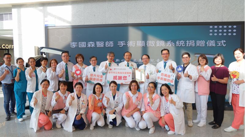 李國森醫師(後排右6)以行動力挺新竹市立馬偕兒童醫院,捐贈百萬級手術顯微鏡,新竹馬偕紀念醫院院長翁順隆偕同醫護團隊,共同出席捐贈儀式合影致謝。 圖片來源:新竹市立馬偕兒童醫院 李國森醫師(後排右6)以行動力挺新竹市立馬偕兒童醫院,捐贈百萬級手術顯微鏡,新竹馬偕紀念醫院院長翁順隆偕同醫護團隊,共同出席捐贈儀式合影致謝。 圖片來源:新竹市立馬偕兒童醫院