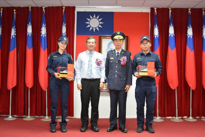 高雄港務警察總隊13日舉辦警察節慶祝大會，會中邀請高雄港務分公司總經理王錦榮頒獎今年模範警察。  圖片來源：吳進仁翻攝