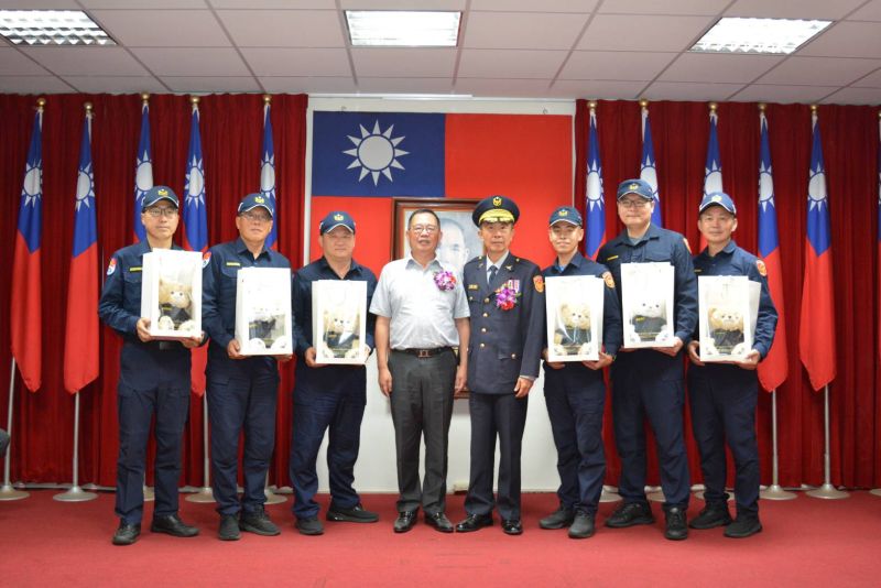 高雄港警察之友會主委謝龍隱頒贈每位同仁「幸福安康」警察熊，以表達最誠摯的感謝。