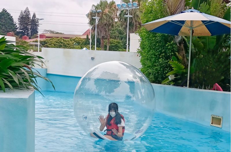 六福水樂園首度引進水中泡泡球,讓遊客體驗水中爬行翻滾的快感。 圖片來源:六福水樂園 六福水樂園首度引進水中泡泡球,讓遊客體驗水中爬行翻滾的快感。 圖片來源:六福水樂園