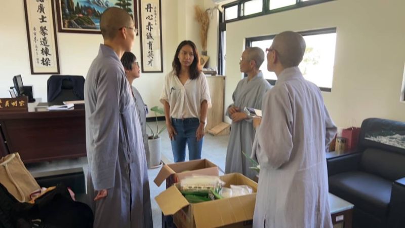 台東縣太麻里永明佛寺出家眾拜訪屏東縣獅子鄉丹路國小。 台東縣太麻里永明佛寺出家眾拜訪屏東縣獅子鄉丹路國小。
