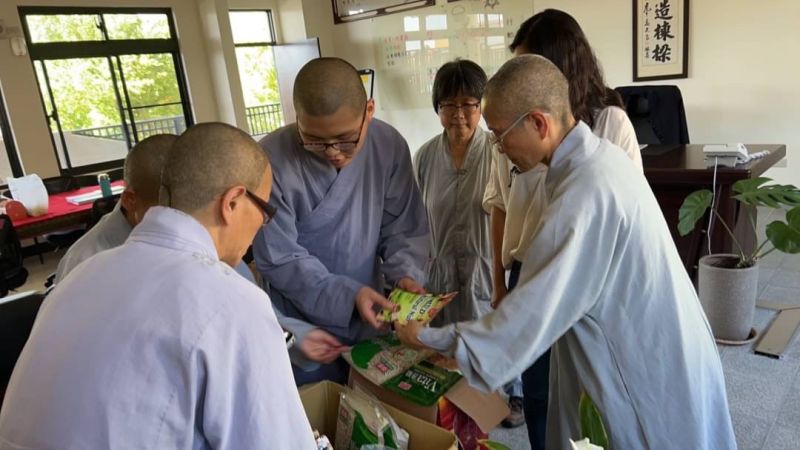台東縣太麻里永明佛寺出家眾拜訪屏東縣獅子鄉丹路國小。 台東縣太麻里永明佛寺出家眾拜訪屏東縣獅子鄉丹路國小。