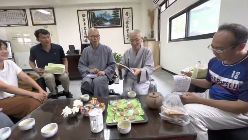 台東縣太麻里永明佛寺出家眾拜訪屏東縣獅子鄉丹路國小。 台東縣太麻里永明佛寺出家眾拜訪屏東縣獅子鄉丹路國小。